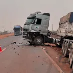 Duas pessoas morrem e trs ficam feridas em batida entre caminhonete e caminho na BR-364