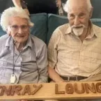 Casal centenário celebra 80 anos juntos com raras Bodas de Carvalho