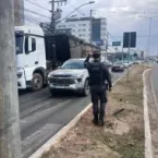 Caminh�o derrama res�duos de frigor�fico e fecha parcialmente uma avenida