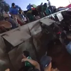 Carreta de suínos tomba e carga é saqueada na BR-070