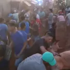 Carreta de suínos tomba e carga é saqueada na BR-070
