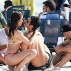 Isis Valverde esquenta o clima na praia com o marido