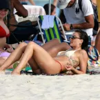 Isis Valverde esquenta o clima na praia com o marido