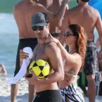 Isis Valverde esquenta o clima na praia com o marido