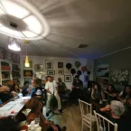 Drinks com Pen�lope no Gabinete Antes do Caf� -Gilda Portella
