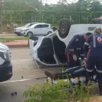 Motorista fura barreira policial e capota carro na MT-251