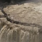 Cataratas do Iguaçu: Rio Iguaçu inunda e força fechamento da passarela