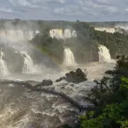 Cataratas do Iguaçu: Rio Iguaçu inunda e força fechamento da passarela