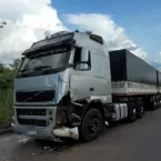 Tr�s carretas se envolvem em acidente na BR-163 no Nort�o