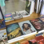 Idosos criam biblioteca comunitária em Curitiba como projeto de conclusão de curso