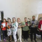 Idosos criam biblioteca comunitária em Curitiba como projeto de conclusão de curso