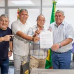 Prefeito Dr. Adilson assina ordem de servio para reforma do Estdio Zeca Costa em Barra do Garas