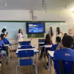 Jovens de Odontologia ensinam crianças sobre riscos do cigarro na boca