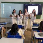Jovens de Odontologia ensinam crianças sobre riscos do cigarro na boca
