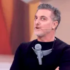 Luciano Huck usa microfone e jingle clssico para homenagear Silvio Santos