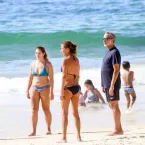 Famosos posam na praia em dia de sol; veja fotos