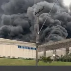 Incêndio atinge galpões comerciais em Barueri, na Grande São Paulo