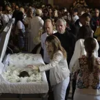 Fs se acotovelam para ver chegada de famosos ao velrio de Preta Gil