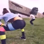 Universit�rias s�o mandadas a campo de trabalho for�ado ap�s rebolarem na frente da catedral de Moscou