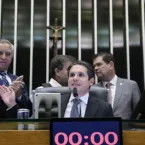 Hugo Motta manobra e Câmara aprova voto secreto na PEC da Blindagem