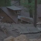 Deslizamentos de terra inundam casas e carros na Califórnia