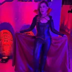 Zilu Camargo usa fantasia de vampira sexy em festa de Halloween