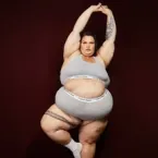 Thais Carla combina maiô com os das filhas após perder 72kg