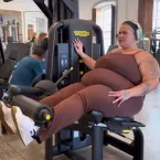 Thais Carla combina maiô com os das filhas após perder 72kg