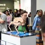 Musk, Bezos e Picasso são retratados como cães-robôs e chocam; veja