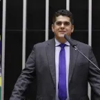 Alvo da PF, deputado joga celular pela janela para evitar apreensão