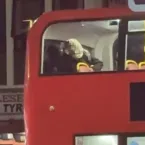 Casal � flagrado em ato sexual dentro de �nibus em Londres