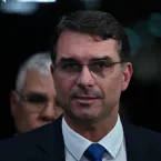 Flávio Bolsonaro compartilha publicação favorável ao porte de armas