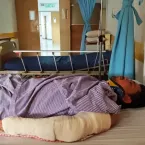 Menina de 2 anos abre a porta de carro durante engarrafamento e derruba motociclista