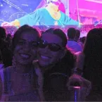 Bruna Linzmeyer e namorada surgem agarradinhas em show do Bad Bunny em S�o Paulo