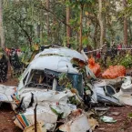 Ambulância aérea carregando vítima de queimaduras cai na Índia: sete mortos