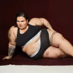 Thais Carla exibe muque na academia ap�s perder 85kg