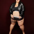 Thais Carla exibe muque na academia ap�s perder 85kg