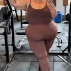 Thais Carla exibe muque na academia ap�s perder 85kg