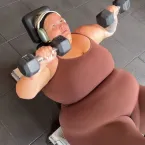 Thais Carla exibe muque na academia ap�s perder 85kg