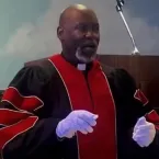 Pastor é flagrado agredindo fiel idosa em igreja nos EUA