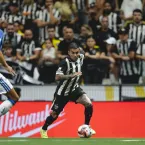 Mulher exp�e rela��o com jogador casado do Atl�tico e esposa dele posta desabafo citando 'fases dif�ceis'