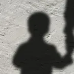 Menino de 4 anos é encontrado vagando sozinho na rua da Divisão