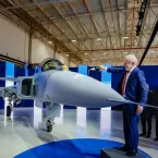 Embraer apresenta o primeiro caça Gripen produzido no Brasil