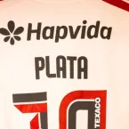 Flamengo estreia nova camisa branca nesta quarta, diante do Estudiantes
