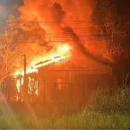 Chocante: Homem Incendeia Casa da Mãe e Ameaça Família em MT