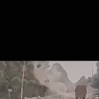 Deslizamento de grandes rochas arrasta caminhão em estrada na China