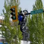Acidente grav�ssimo faz moto decolar e ficar presa em sinal de tr�nsito