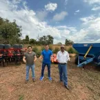 Deputado Elizeu Nascimento entrega m�quinas para agricultores em Campo Verde