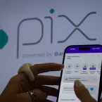 Golpistas usam promessa de dinheiro fácil e Pix para enganar pessoas