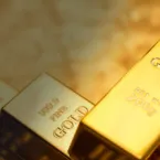 Ouro cai com juros altos e negociações entre EUA e Irã
